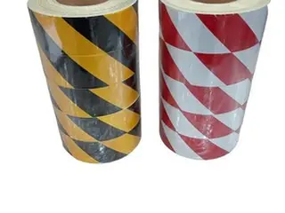 30 ROLOS DE FITAS REFLETIVAS AUTO ADESIVA (50X50MM) — leilão em São Caetano do Sul