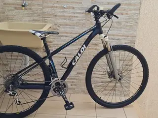 01 BICICLETA CALOI VIRTUS ARO 29 FREIOS DISCO HIDRAULICO PRETA (Ref.: 11) — leilão em São José dos Campos/SP