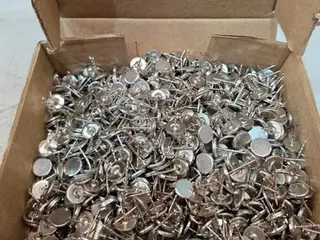 APROX. 587 KGS DE PINOS METÁLICOS CANELADOS PARA ETIQUETA RÍGIDA (TIPO BOLACHA) RF - MODELO G / M 40 (Ref.: EAS) — leilão em São Paulo