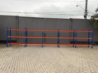 5 MÓDULOS DE PRATELEIRAS REFORÇADAS DISTRIBUIDOS EM 6 MONTANTES COM APROX 2,15 MTS DE ALTURA E 30 LONGARINAS COM 1,80 MTS . PERFAZENDO APROX 9,20 MTS LINEARES (Ref.: CLB) — leilão em São Paulo