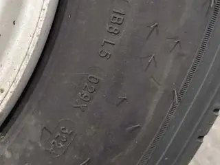 18 UNIDADES DE- PNEUS 325 RODA FERRO USADOS / MARCA: DIVERSOS TIPO II. (Ref.: DR391) — leilão em São Bernardo do Campo