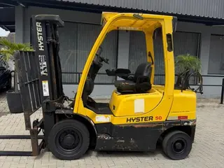 EMPILHADEIRA HYSTER H50 FT CAP 2,5 TON A GAS, TORRE 3 ESTAGIOS COM DESLOCADOR DE GARFOS SERIE A977Y06318F ANO 2008 - NÃO ACOMPANHA BOTIJÃO DE GÁS (Ref.: SB-CC102-21699) — leilão em São Paulo (foto 7)