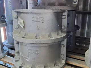 PEÇAS METSO: ACOPLAMENTOS BIPARTIDOS DE ALUMÍNIO TRELLEX 4, 6, 8 E 10 POL. (APROX. 32 PÇS) — leilão em Maracás/BA (foto 3)