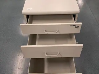 GAVETEIROS COORPORATIVOS TIPO VOLANTES, PEDESTAL E P/ PASTAS SUSPENSAS (28 PÇ) (Ref.: JHF) — leilão em São Paulo/SP (foto 13)