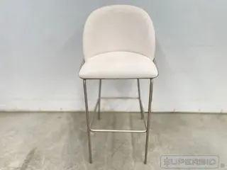 POLTRONAS GIRATÓRIAS, MESA DE CENTRO, CABECEIRAS PARA COLCHÃO, CADEIRAS DE ESCRITÓRIO E OUTROS (34 PÇ) — leilão em Embu das Artes (foto 18)