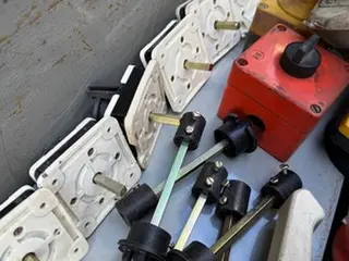 ELEMENTOS PARA LIGAÇÃO E CHAVEAMENTO ELÉTRICO (Ref.: 1074) — leilão em Santo André/SP (foto 4)