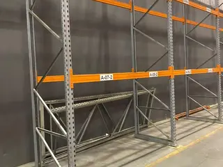60 POSIÇÕES DE PORTA PALLETS COM 3,00 MTS DISTRIBUÍDO EM 11 MONTANTES COM 3,00 MTS DE ALTURA E 40 LONGARINAS COM 2,70 MTS, PERFAZENDO 10 MÓDULOS (Ref.: OTK) — leilão em São Paulo (foto 9)