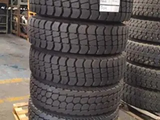 18 PNEUS (USADOS) 295/80R22.5 PIRELLI, COM RODA DE FERRO TIPO: I (Ref.: DR566) — leilão em São Bernardo do Campo/SP (foto 2)