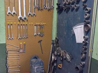 ITENS DE OFICINA E MANUTENÇÃO INDUSTRIAL COM BETONEIRA REVER 400 L, EMPILHADEIRA MANUAL HIDRÁULICA 1 TON., VASSOURA MECÂNICA, 29 ANDAIMES, FERRAMENTAS ELÉTRICAS E PEÇAS DE REPOSIÇÃO (Ref.: K / OFICINA & MANUTENÇÃO) — leilão em Açailândia/MA (foto 5)