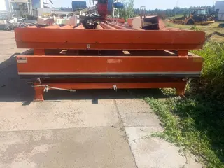 MESA ELEVATÓRIA HIDRÁULICA PANTOGRÁFICA LAWECO C/ TAMPO DE ROLETES E EXTRATOR MOTORIZADO, ANO 1996, SÉRIE.: 96.0435, CAP.: 7 TON (Ref.: DAM) — leilão em Agudos/SP (foto 4)