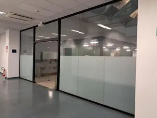 PORTAS C/ BATENTES, PORTAS DE VIDRO, DIVISÓRIAS E OUTROS (APROX. 157 PÇ) (Ref.: JJF) — leilão em São Paulo (foto 9)