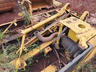 PEÇAS USADAS P/ ESCAVADEIRA KOMATSU: CHASSIS, CONTRA-PESO, LANÇA, BRAÇO E CILINDROS HIDRÁULICOS (10 PÇS) (Ref.: AAA) — leilão em Itabirito/MG (foto 6)