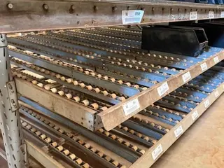 80 METROS LINEARES DE ESTEIRA TRANSPORTADORA 0,45MTS LARGURA + 8MÓDULOS DE PRATELEIRAS DE ROLETES (FLOW RACKS) EXC ESTADO DE CONSERVAÇÃO. (Ref.: RBP2) — leilão em São Paulo (foto 9)