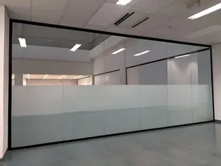 PORTAS C/ BATENTES, PORTAS DE VIDRO, DIVISÓRIAS E OUTROS (APROX. 157 PÇ) (Ref.: JJF) — leilão em São Paulo (foto 8)