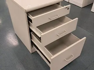 GAVETEIROS COORPORATIVOS TIPO VOLANTES, PEDESTAL E P/ PASTAS SUSPENSAS (APROX. 40 PÇ) (Ref.: JHE) — leilão em São Paulo (foto 12)