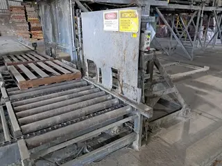 LINHA DE PALETIZAÇÃO DE CIMENTO COM PALETIZADORA AUTOMÁTICA VENTOMATIC POLIMAT M25, CAP. 2.500 SC/H, GALPÃO DE PRODUTO ACABADO DE 1.500 M², 02 GARFOS PANTOGRÁFICOS SAUR, E BALANÇA DE PLATAFORMA DE 5 TON. (Ref.: H / PALETIZADORA) — leilão em Açailândia/MA (foto 26)