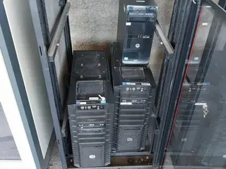 3 RACKS PARA SERVIDOR COM EQUIPAMENTO (Ref.: 21579) — leilão em São Paulo (foto 21)