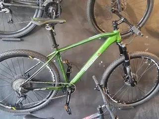 01 BICICLETA ARO 29 HEINEKEN 11V DEORE - SEM USO (Ref.: 13) — leilão em São José dos Campos/SP
