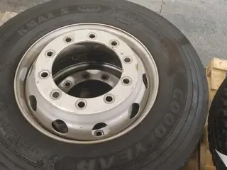 06 PNEUS 275/80 COM RODA DE FERRO (Ref.: DR309) — leilão em São Bernardo do Campo (foto 9)