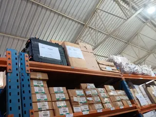 EQPTOS DE TI: CABOS, CONVERSORES DE MÍDIA, DISTRIBUIDORES ÓPTICOS, FECHADURAS EM TRIÂNGULO, FILTROS DE LINHA, FONTES, PLACAS, IMPRESSORAS E OUTROS (APROX. 2.158 PÇS) (Ref.: MAA) — leilão em Assis/SP (foto 36)