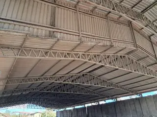 SISTEMA DE RECEPÇÃO E ARMAZENAGEM DE AGREGADOS COM 02 SILOS COMPARTIMENTADOS DE 130 TON. COM DOSAGEM SCHENCK, GALPÃO DE CLÍNQUER DE 1.000 M², MOEGA, ELEVADOR DE CANECAS AUMUND E TRANSPORTADORES (Ref.: B / PROCESSAMENTO DE AGREGADOS) — leilão em Açailândia/MA (foto 3)