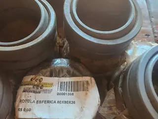 PEÇAS P/ MÁQUINAS PESADAS: BUCHAS, CABEÇOTE JCB, COMANDOS HIDRÁULICOS E OUTROS (APROX. 55 PÇS) — leilão em Pinhalzinho/SC (foto 8)