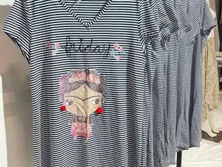 GRAVATA POLIÉSTER, PIJAMA MANGA LONGA, VESTIDO MALHA VELUDO E OUTROS (APROX. 156 PÇS) — leilão em São José (foto 4)