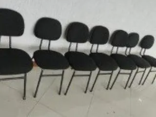 CADEIRAS FIXAS PRETAS SEM BRAÇOS (7 PÇS) (Ref.: IT-021) — leilão em Curitiba