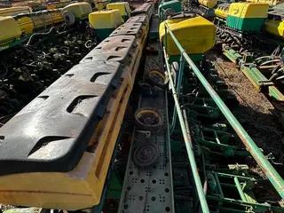 PLANTADEIRA DE GRÃOS JOHN DEERE 2100 DF 30 LINHAS, ANO AQUIS.: 2012, SÉRIE: 1CQ2130ALC0000333 (Ref: LIM202500487) — leilão em Campo Novo do Parecis/MT (foto 2)