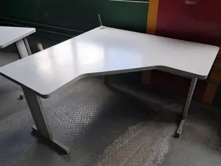 MOBILIÁRIOS COM MESAS EM L, MESA DE REUNIÃO BIPARTIDA, MESA COM TAMPO DE GRANITO, ARMÁRIOS METÁLICOS, BEBEDOUROS E CORTINA DE AR KOMECO (Ref.: L / ALMOXARIFADO, PCM, ENSACADEIRA E LABORATÓRIO) — leilão em Açailândia/MA (foto 5)