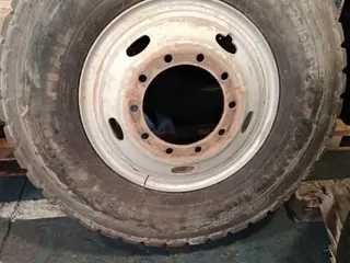 04 UNIDADES DE- PNEUS 325 RODA FERRO USADOS / MARCA: DIVERSOS TIPO II. (Ref.: DR542) — leilão em São Bernardo do Campo (foto 5)