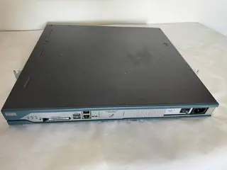ROTEADOR CISCO 2811,MEMÓRIA RAM DE 256 MB;SAÍDAS INTERFACE FASTETHERNET; SLOTS SERIAIS, (REF. HXX) (01 PÇ) (Ref.: 1055) — leilão em Santo André/SP