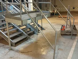 ESCADA, ESTRUTURA COM GUARDA CORPO, ESTANTE METÁLICA E OUTROS (Ref.: EAQ_EAT/ PRÉDIO ADES) — leilão em Pouso Alegre/MG (foto 3)