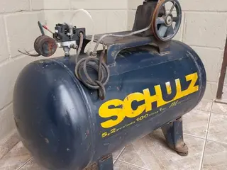 COMPRESSOR SHULZ 100 LITROS E ASPIRADOR DE PÓ INDUSTRIAL MARCA - NEW JAPAN MODELO -MQ550 (Ref.: 21230 E 21362) — leilão em São Paulo (foto 4)
