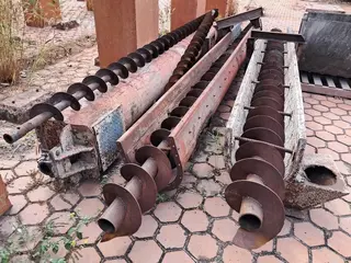EQUIPAMENTOS DIVERSOS COM SILO METÁLICO VERTICAL, BOMBA DE ROSCA PARA CIMENTO COM VÁLVULA HAVER, REDUTOR SEW, 04 ROSCAS TRANSPORTADORAS, 30 CANECAS E ELEMENTOS DE DESGASTE DE MOINHO (Ref.: N / EQPTOS P/ REAPROVEITAMENTO) — leilão em Açailândia/MA (foto 13)
