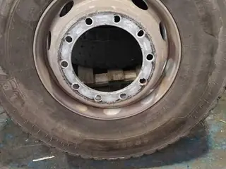 18 PNEUS 295/80 COM RODA DE FERRO (Ref.: DR348) — leilão em São Bernardo do Campo (foto 16)
