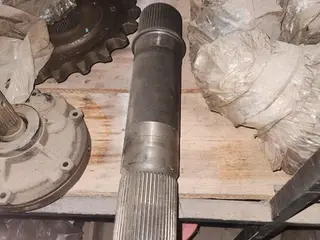 PEÇAS P/ MÁQUINAS PESADAS: BUCHAS, CABEÇOTE JCB, COMANDOS HIDRÁULICOS E OUTROS (APROX. 55 PÇS) — leilão em Pinhalzinho/SC (foto 16)