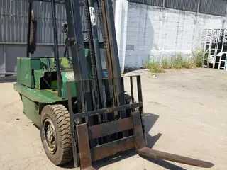 EMPILHADEIRA CLARK C300HY CAP 2,5 TON (Ref.: 21630) — leilão em São Paulo