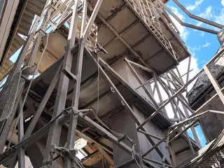 SISTEMA DE RECEPÇÃO E ARMAZENAGEM DE AGREGADOS COM 02 SILOS COMPARTIMENTADOS DE 130 TON. COM DOSAGEM SCHENCK, GALPÃO DE CLÍNQUER DE 1.000 M², MOEGA, ELEVADOR DE CANECAS AUMUND E TRANSPORTADORES (Ref.: B / PROCESSAMENTO DE AGREGADOS) — leilão em Açailândia/MA (foto 13)