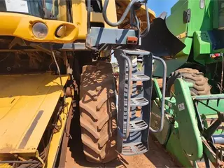 COLHEITADEIRA NEW HOLLAND CR9060 C/ PLAT CORTE, SÉRIE: YAJ100100 (Ref: 91935600029389) — leilão em Canarana/MT (foto 17)