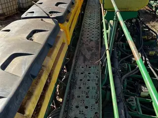 PLANTADEIRA DE GRÃOS JOHN DEERE 2100 DF 30 LINHAS, ANO AQUIS.: 2013, SÉRIE: 1CQ2130APC0000338 (Ref: LIM202500486) — leilão em Campo Novo do Parecis/MT (foto 4)