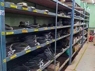 APROX. 1.380 ITENS DE PEÇAS SOBRESSALENTES DE ALMOXARIFADO COM MOTOR WEG 400 CV, REDUTOR SEW 27 KW, INVERSORES WEG CFW700 E CFW900, 799 MANGAS FILTRANTES, ROLAMENTOS, ROLETES, CORREIAS E MATERIAL ELÉTRICO (Ref.: M / SPARE-PARTS) — leilão em Açailândia/MA (foto 7)