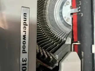 01 MÁQUINA DE ESCREVER UNDERWOOD 310 , MADE IN ESPANHA — leilão em São Caetano do Sul (foto 3)