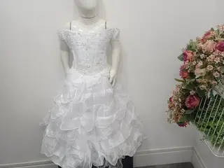 VESTIDO DAMINHA MOD. OMBRO A OMBROCOM RENDA E STRASS TAM AJUSTAVEL 04 AO 08 COM SAIA BORDADA E BABADOS (Ref.: ren 682 2026031220682) — leilão em São Caetano do Sul