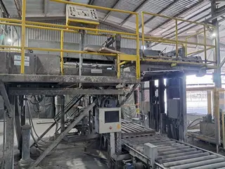 LINHA DE PALETIZAÇÃO DE CIMENTO COM PALETIZADORA AUTOMÁTICA VENTOMATIC POLIMAT M25, CAP. 2.500 SC/H, GALPÃO DE PRODUTO ACABADO DE 1.500 M², 02 GARFOS PANTOGRÁFICOS SAUR, E BALANÇA DE PLATAFORMA DE 5 TON. (Ref.: H / PALETIZADORA) — leilão em Açailândia/MA (foto 18)