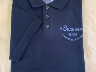 60 CAMISETAS GOLA POLO COR AZUL APROX. 100% ALGODÃO - SEM USO NA GRADE DE TAMANHO (Ref.: ren 627 2026031220627) — leilão em São Caetano do Sul (foto 2)