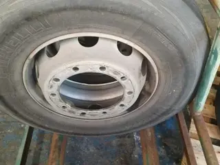06 PNEUS 295/80 COM RODA DE FERRO (Ref.: DR308) — leilão em São Bernardo do Campo (foto 7)