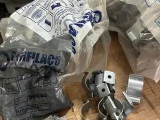 ABRAÇADEIRAS TIPO D COM CUNHA 1" PERFILAÇO (APROX.400 PÇ) (Ref.: 1031) — leilão em Santo André/SP (foto 6)