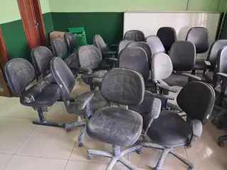 MOBILIÁRIOS DE ESCRITÓRIO DA BALANÇA COM 17 ARMÁRIOS METÁLICOS ALTOS, 18 CADEIRAS GIRATÓRIAS, 06 MESAS EM L, 06 GAVETEIROS, ARQUIVOS METÁLICOS, FRAGMENTADORA KOBRA E AR CONDICIONADO SPLIT GREE 18.000 BTUS (Ref.: L / BALANÇA) — leilão em Açailândia/MA
