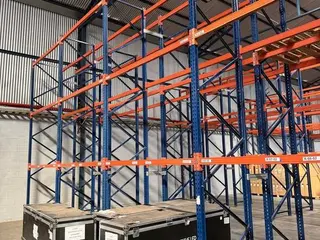 96 POSIÇÕES DE PORTA PALLETS COM APROX 5,00 MTS DISTRIBUÍDO EM 13 MONTANTES COM APROX.5,00 MTS DE ALTURA E 72 LONGARINAS COM 2,30 MTS, PERFAZENDO 12 MÓDULOS (Ref.: ATB-HL) — leilão em São Paulo (foto 7)